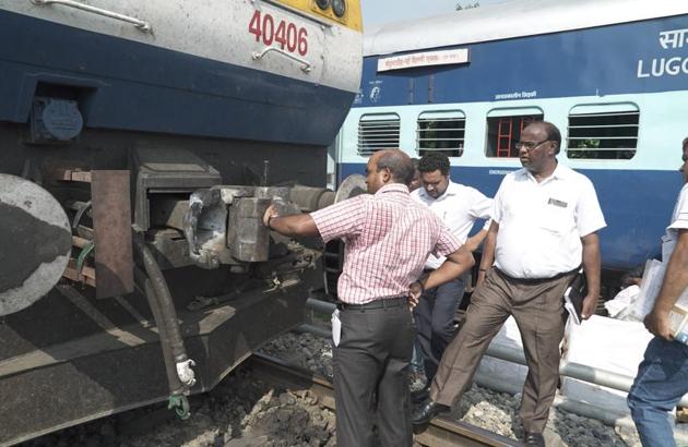 Coupling Breaks Thrice In 2 Hours Close Shave For Shiv Ganga Express Hindustan Times 12560 new delhi varanasi shivganga express with kanpur wap 7 39074 shunting back to new delhi for. hindustan times