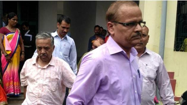 CBI officials escorting income tax officer during production before a special CBI court in Ranchi (HT Photo) CBI officials escorting income tax officer during production before a special CBI court in Ranchi (HT Photo)