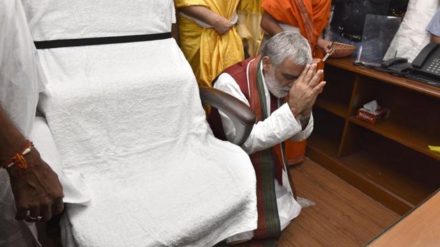 Union Minister of Health and Family Welfare Ashwini Kumar Choubey prays to his chair before taking charge at Nirman Bhawan in New Delhi on Monday. (Arvind Yadav / HT PHOTO) Union Minister of Health and Family Welfare Ashwini Kumar Choubey prays to his chair before taking charge at Nirman Bhawan in New Delhi on Monday. (Arvind Yadav / HT PHOTO)