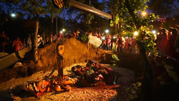 In a bid to reduce the environmental footprint left upon water bodies, residents in South Delhi chose to bury an idol of Ganesha instead of immersing it on the final day of Ganesh Chaturthi. (Arun Sharma / HT PHOTO) In a bid to reduce the environmental footprint left upon water bodies, residents in South Delhi chose to bury an idol of Ganesha instead of immersing it on the final day of Ganesh Chaturthi. (Arun Sharma / HT PHOTO)