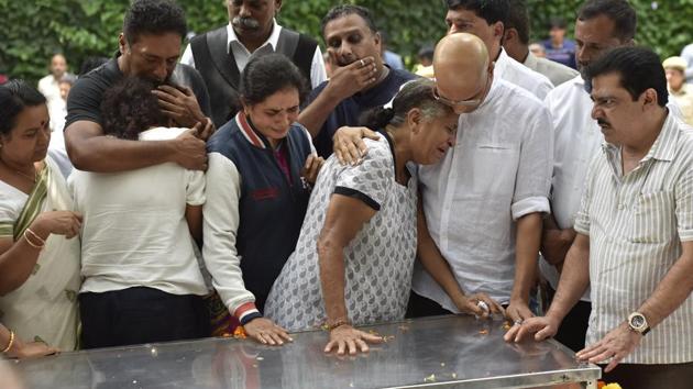Slain activist and journalist Gauri Lankesh’s mother and siblings pay their last respect a morning after she was killed by assailants at Kalashetra in Bengaluru. (Arijit Sen / HT Photo) Slain activist and journalist Gauri Lankesh’s mother and siblings pay their last respect a morning after she was killed by assailants at Kalashetra in Bengaluru. (Arijit Sen / HT Photo)