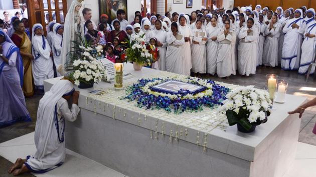 On the 20th death anniversary of Mother Teresa, Roman Catholic nuns of the Missionaries of Charity with others pray at her tomb at the Missionaries of Charity house in Kolkata. (Dibyangshu Sarkar / AFP) On the 20th death anniversary of Mother Teresa, Roman Catholic nuns of the Missionaries of Charity with others pray at her tomb at the Missionaries of Charity house in Kolkata. (Dibyangshu Sarkar / AFP)