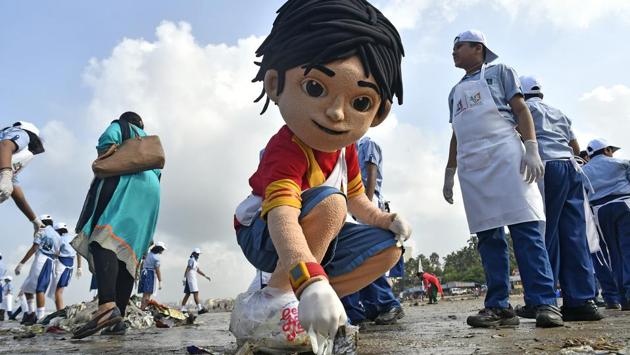 School children and Nicktoon Shiva come together to clean the Juhu Beach in Mumbai after the festival of Ganesh Chaturthi 2017 ended. (Shashi S Kashyap / HT PHOTO) School children and Nicktoon Shiva come together to clean the Juhu Beach in Mumbai after the festival of Ganesh Chaturthi 2017 ended. (Shashi S Kashyap / HT PHOTO)