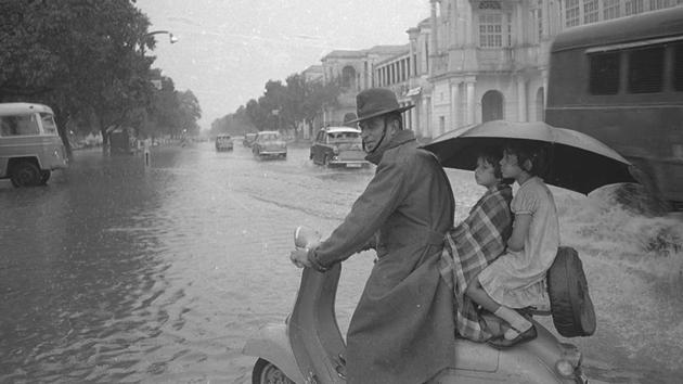 A heartwarming scooter ride in Connaught Place from July 1968. (N Thyagarajan / HT Photo) A heartwarming scooter ride in Connaught Place from July 1968. (N Thyagarajan / HT Photo)