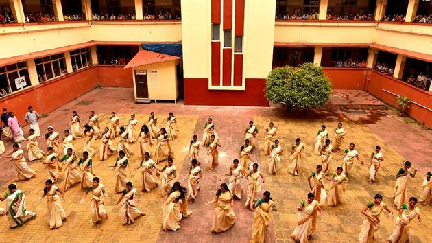 48 students of the Malayalam Association from all streams of SIES college celebrated Onam by performing ‘Kaikotukali’ (Anshuman Poyrekar/HT Photo) 