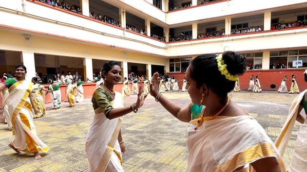 Traslating to ‘clapping dance’, Kaikotukali is a popular traditional dance performed by the women of Kerala to mark the festival of Onam. (Anshuman Poyrekar/HT Photo) 