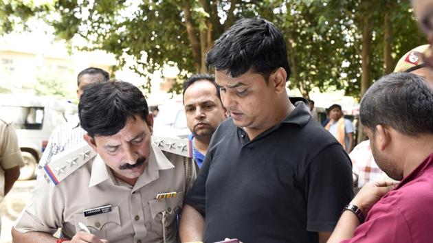 Barun Chander Thakur father rues loss of kid while waiting outside the mortuary for post mortem, in Gurgaon, India, on Friday, September 8, 2017. (Sanjeev Verma/HT PHOTO) Barun Chander Thakur father rues loss of kid while waiting outside the mortuary for post mortem, in Gurgaon, India, on Friday, September 8, 2017. (Sanjeev Verma/HT PHOTO)