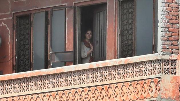 A woman looks at deserted Ramganj Chaupar after curfew was imposed following arson by mob.(Himanshu Vyas\HT Photo)