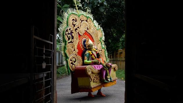 An Indian artist dressed as Hindu god for his performance in the ‘Kummati Kali’ as part of the annual Onam festival celebrations in Thrissur district of Kerala. (ARUN SANKAR / AFP) An Indian artist dressed as Hindu god for his performance in the ‘Kummati Kali’ as part of the annual Onam festival celebrations in Thrissur district of Kerala. (ARUN SANKAR / AFP)