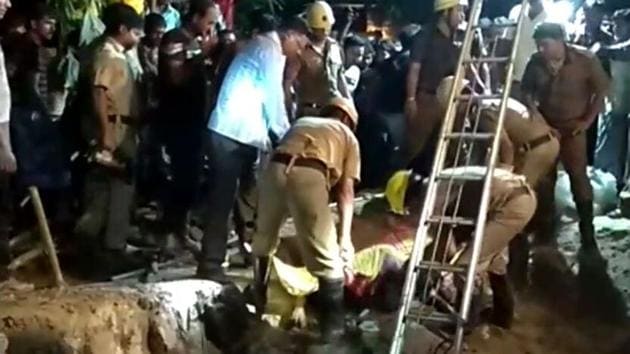 Fire brigade personnel and policemen retrieving the bodies of two teenagers who drowned in a septic tank in a village in West Bengal’s Murshidabad district. (HT PHOTO) Fire brigade personnel and policemen retrieving the bodies of two teenagers who drowned in a septic tank in a village in West Bengal’s Murshidabad district. (HT PHOTO)