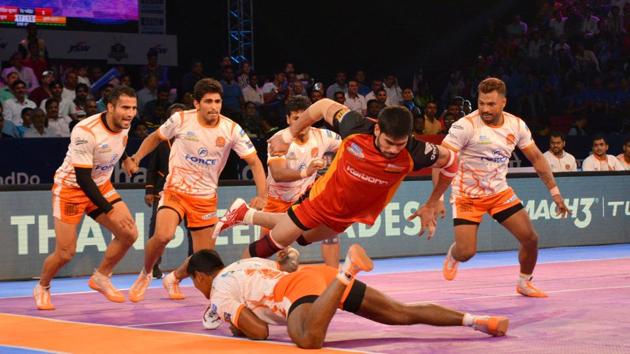 Bengaluru Bulls beat Puneri Paltan 24-20 in their Pro Kabaddi League match on Sunday.(HT Photo)