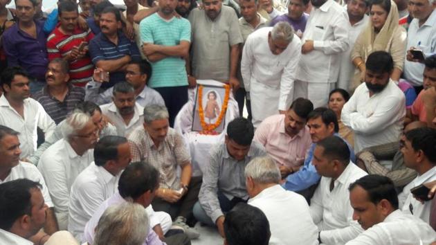 Father of the victim meets former Haryana chief minister Bhupinder Singh Hooda.(HT)