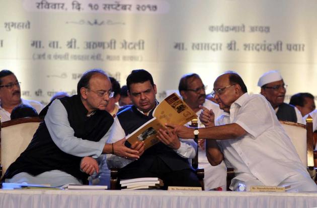 Finance minister Arun Jaitley, CM Devendra Fadnavis and NCP chief Sharad Pawar in Pune on Sunday.(HT Photo)