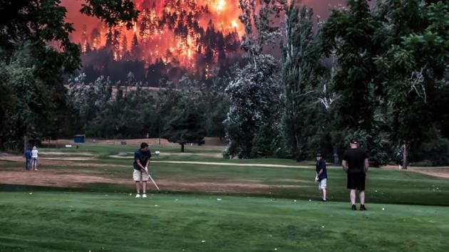 Eagle Creek wildfire burns as golfers play at the Beacon Rock Golf Course in North Bonneville, Washington, U.S. on September 4, 2017. Picture taken on September 4, 2017. (Kristi McCluer / REUTERS) Eagle Creek wildfire burns as golfers play at the Beacon Rock Golf Course in North Bonneville, Washington, U.S. on September 4, 2017. Picture taken on September 4, 2017. (Kristi McCluer / REUTERS)