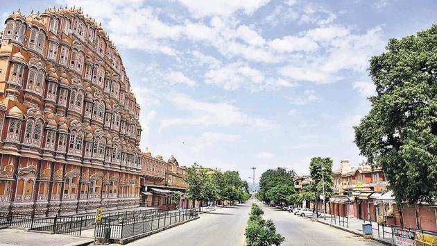 The road in front of Hawa Mahal, which generally remains chock-a-block with traffic and tourists, wears a deserted look on Sunday. (Prabhakar Sharma/HT Photo) The road in front of Hawa Mahal, which generally remains chock-a-block with traffic and tourists, wears a deserted look on Sunday. (Prabhakar Sharma/HT Photo)