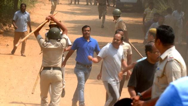 Police resort to lathcharge to control protesters near Ryan International School in Gurgaon on Sunday.(Parveen Kumar/HT Photo)