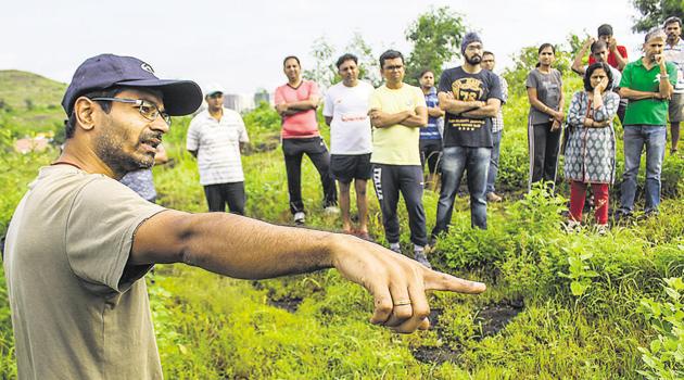 Shailesh Valvaikar of Vasundhara Swachhata Abhiyan explain to participants and citizens the various aspects and benefits of Japanese Miyawaki model forestation method.(SANKET WANKHADE/HT PHOTO)