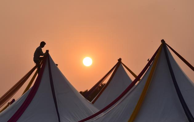 A worker gives finishing touches to the camps installed in India gate lawns ahead of the festival. (Ravi Choudhary/HT PHOTO) A worker gives finishing touches to the camps installed in India gate lawns ahead of the festival. (Ravi Choudhary/HT PHOTO)