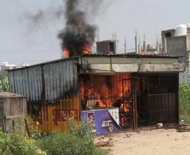 Protesters set ablaze a liquor shop close to Ryan International School in Gurugram on Sunday.(PTI)