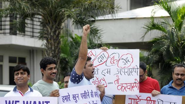 Buyers are upset with the builder after he failed to clear the Rs400 crore debt, including Rs215 crore land due, which will enable them to get their flats registered.(Sunil Ghosh/HT Photo)