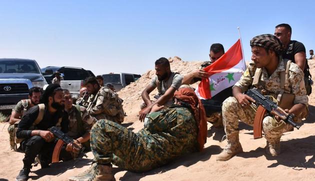 Syrian pro-government forces hold a position near the village of al-Maleha, in the northern countryside of Deir Ezzor, on September 9, 2017, during the ongoing battle against Islamic State (IS) group jihadists.(AFP)