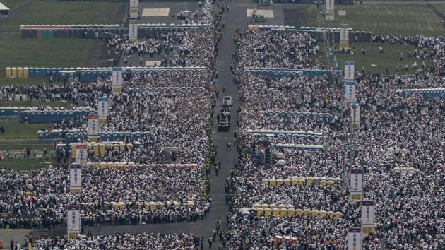 Pope Francis arrives in the popemobile (C) to give mass at the Enrique Olaya Herrera airport in Medellin, Colombia, on September 9, 2017. Pope Francis visits the Colombian city of Medellin, former stronghold of the late drug baron Pablo Escobar, on the fourth day of a papal tour to promote peace. (Joaquin Sarmiento / AFP) Pope Francis arrives in the popemobile (C) to give mass at the Enrique Olaya Herrera airport in Medellin, Colombia, on September 9, 2017. Pope Francis visits the Colombian city of Medellin, former stronghold of the late drug baron Pablo Escobar, on the fourth day of a papal tour to promote peace. (Joaquin Sarmiento / AFP)