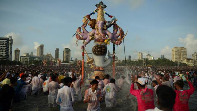 Indian devotees carry a statue of elephant-headed Hindu god Lord Ganesha for immersion in the Arabian sea in Mumbai on September 5, 2017. (Punit Paranjpe / AFP) Indian devotees carry a statue of elephant-headed Hindu god Lord Ganesha for immersion in the Arabian sea in Mumbai on September 5, 2017. (Punit Paranjpe / AFP)