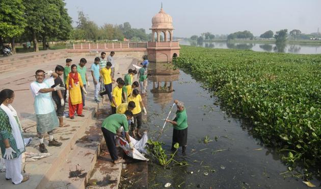 Activists and citizens gathered at Kudiya ghat to clean the Gomti. The earther dam was built to check the flow of the river but was not removed.(Deepak Gupta/HT Photo)