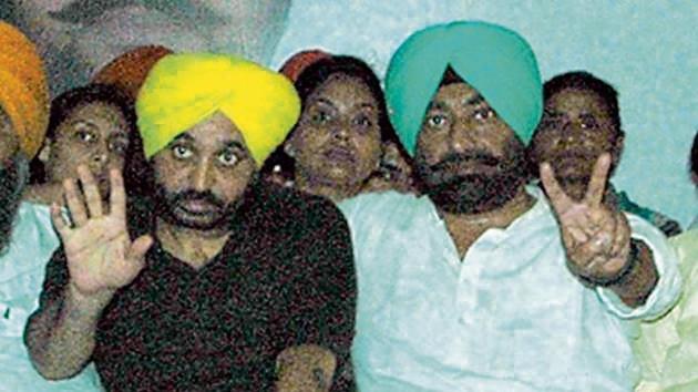 AAP Punjab president Bhagwant Mann with leader of opposition Sukhpal Khaira at a party rally. (HT Photo) AAP Punjab president Bhagwant Mann with leader of opposition Sukhpal Khaira at a party rally. (HT Photo)