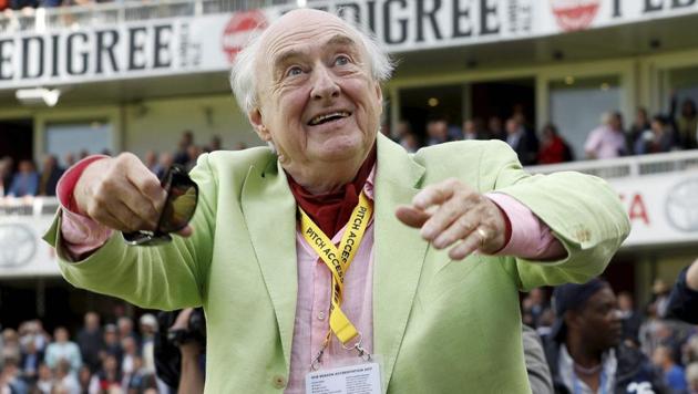 Cricket commentator Henry Blofeld walked around the pitch to applause from fans as he retired in London on Saturday. (AP) Cricket commentator Henry Blofeld walked around the pitch to applause from fans as he retired in London on Saturday. (AP)