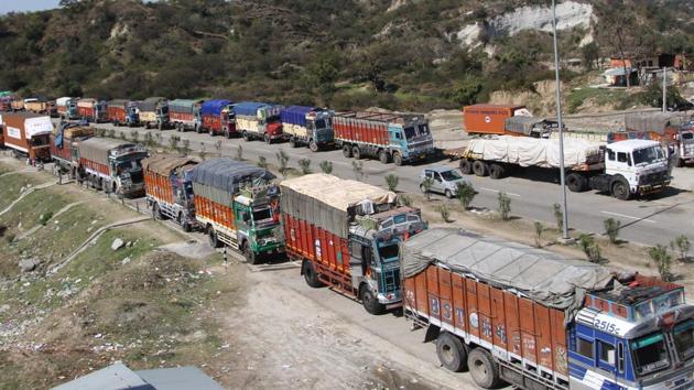 A landslide also struck the highway at Makarkot in Ramsu area of Ramban district around 2000 hours on Sunday.(Nitin Kanotra /HT File)