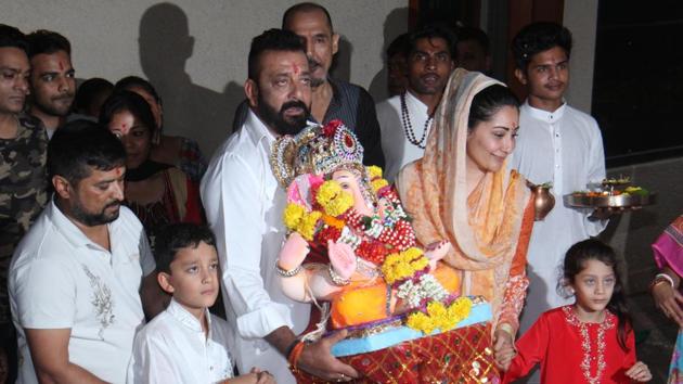 Sanjay Dutt carrying a home Ganpati idol for immersion at the Juhu Beach in Mumbai.