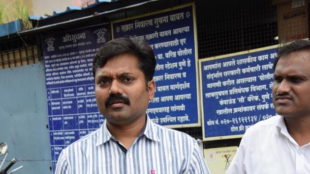 Gynaecologist Dr Amol Bidkar (in striped shirt) was attacked for refusing to abort a pregnancy.(HT Pune)