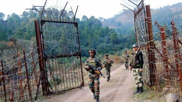 File photo of Indian soldiers near the Line of Control (LoC) in Nowshera sector in Poonch after a ceasefire violation by Pakistani troops.(PTI)