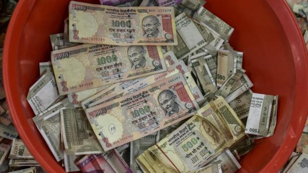 An official source said that to match the papers used by India to manufacture new Rs 2,000 notes, Bangladeshi syndicates have started using papers smuggled from Saudi Arabia and Malaysia.(HT FILE PHOTO)