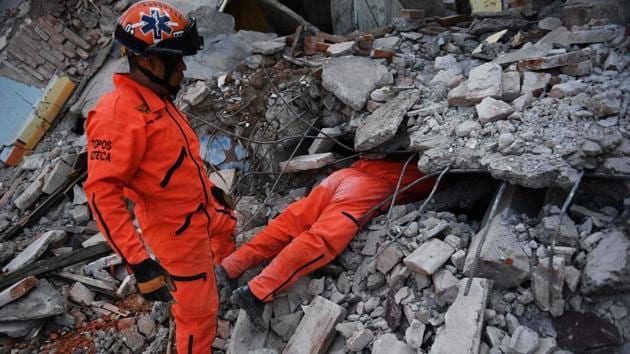Members of the ‘Topos’ (Moles) specialized rescue team search for survivors in Juchitan de Zaragoza, Mexico. Police, soldiers and emergency workers raced to rescue survivors from the ruins of Mexico's most powerful earthquake in a century, with families camped out Sunday amid warnings that the death toll could rise. (Pedro Pardo / AFP) Members of the ‘Topos’ (Moles) specialized rescue team search for survivors in Juchitan de Zaragoza, Mexico. Police, soldiers and emergency workers raced to rescue survivors from the ruins of Mexico's most powerful earthquake in a century, with families camped out Sunday amid warnings that the death toll could rise. (Pedro Pardo / AFP)