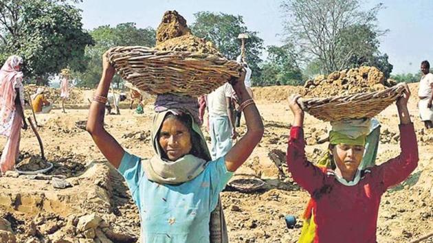 Workers in the unorganised sector account for over 93% of the country’s total work force.(HT File Photo)