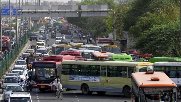 Delhi kept its Monday morning tryst with traffic, as commuters complained of long jams.(Sonu Mehta/ HT Photo)