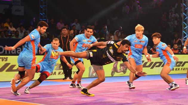 Players in action during the Bengal Warriors vs Telugu Titans match in the Pro Kabaddi League.(HT Photo)