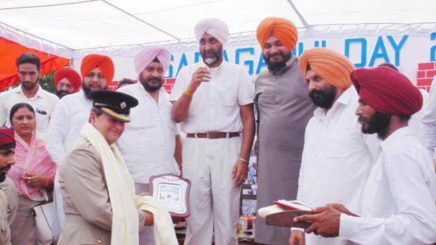 Major General Duncon Francis Capps, who led a 15-member British army team, being honoured by ministers Manpreet Badal, Navjot Sidhu and Sadhu Singh Dharamsot at a function to mark the 120th anniversary of the battle of Saragarhi in Ferozepur on Tuesday. (HT Photo) Major General Duncon Francis Capps, who led a 15-member British army team, being honoured by ministers Manpreet Badal, Navjot Sidhu and Sadhu Singh Dharamsot at a function to mark the 120th anniversary of the battle of Saragarhi in Ferozepur on Tuesday. (HT Photo)