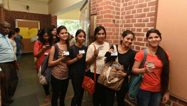 Students queue up to cast their vote for DUSU election at Miranda House college in North Campus in New Delhi.(Sushil Kumar / HT Photo)