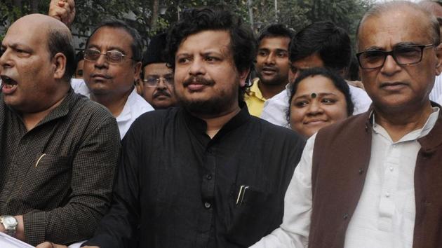 Ritabrata Banerjee (centre) criticised the CPI(M) leadership in a TV interview. (Subhendu Ghosh / HT file photo) Ritabrata Banerjee (centre) criticised the CPI(M) leadership in a TV interview. (Subhendu Ghosh / HT file photo)