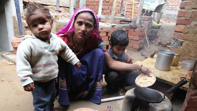 Children’s lungs are growing and therefore more susceptible to irritation and contamination from the fumes of solid cooking fuels that are still used in many Indian households despite the government providing below-poverty-line households with LPG connections(Hindustan Times)