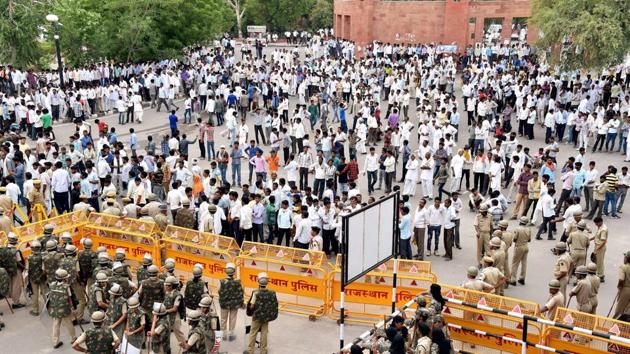 Police deployed as farmer protest during their Mahapadav (sit-in) demanding implementation of Swaminathan Commission Report in Bikaner, Rajasthan on Monday.(PTI)