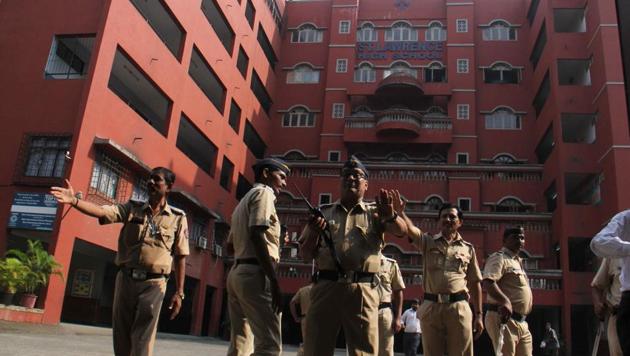 Mumbai police at Ryan International School in Kandivli on Monday.(Pramod Thakur/HT PHOTO)