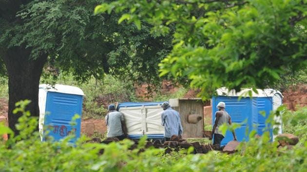 A team of Bhopal Municipal corporation putting up community toilet. Madhya Pradesh is racing against time to become open defecation free by October 2019. (HT Photo) A team of Bhopal Municipal corporation putting up community toilet. Madhya Pradesh is racing against time to become open defecation free by October 2019. (HT Photo)