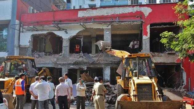 Various establishments had illegally come up along the national highways which are safety hazards for the traffic as they allow illegal access and parking of vehicles on the highways.(Praful Gangurde/HT File Photo)