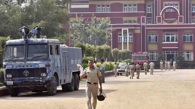 Police personnel at Ryan International School in Bhondsi, Gurgaon.(Sanjeev Verma/HT Photo)