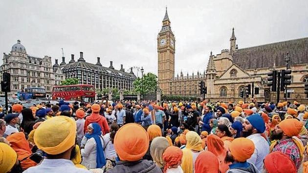 A Sikh congregation near London Bridge. The All Party Parliamentary Group for British Sikhs, alongside the Sikh Federation UK, are leading calls for the change.(HT File/Representative image)