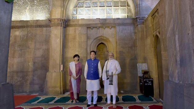 Prime Minister Narendra Modi, Japanese Prime Minister Shinzo Abe and his wife Akie Abe at Sidi Saiyyid Ni Jaali’ in Ahmedabad on Wednesday.(HT Photo)